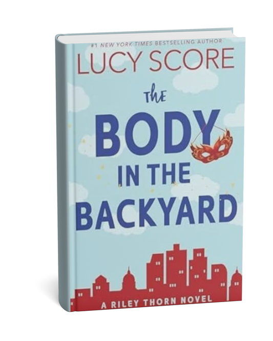 The Body in the Backyard by lucy score (paperback) english